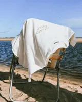 Remera oversize de algodón color lila, con estampado frontal de texto en el mismo tono.