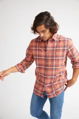 Camisa de viyela a cuadros color ladrillo, azul y blanco, de corte slim fit, manga larga, con bolsillo en el pecho y logo bordado.