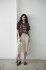 Remera de algodón blanca con estampado frontal en negro que dice "Rio de Janeiro" en letra cursiva y "Captivate Journey to Copacabana Lucha Clothing since 2019".