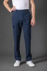 Pantalón cargo azul marino de corte recto, con bolsillos laterales y traseros con solapa.