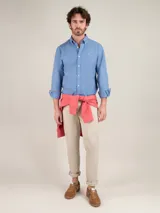 Camisa lisa de hombre color celeste, confeccionada en 100% algodón con efecto garment dyed, corte regular fit, cuello button-down, manga larga y logo bordado en el pecho.