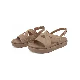 Sandalias bajas color ladrillo con tiras anchas cruzadas en el empeine y tira trasera con hebilla.