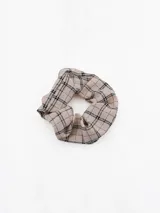 Colita para el pelo tipo scrunchie con estampado de cuadros escoceses en tonos beige y negro.