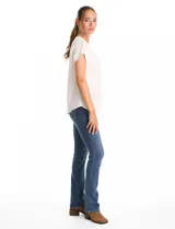 Blusa de crepe color blanco, con cuello redondo a la base y mangas cortas con detalle de presilla y botón en el borde.