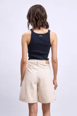 Musculosa azul de algodón con cuello redondo y sisas anchas.