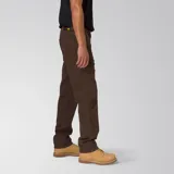 Pantalón de jean de corte recto en color marrón oscuro, con diseño clásico de cinco bolsillos, cierre de cremallera y detalles de marca en remaches y parches.