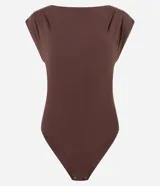 Body color terracota, de manga corta con pliegues en los hombros y escote canoa. Corte ajustado al cuerpo con broches inferiores.