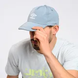 Gorra de gabardina celeste con logo Umbro bordado en blanco en el frente.