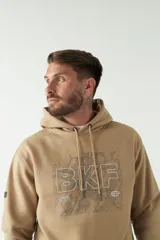 Buzo canguro de felpa color verde militar con estampado en la espalda con el logo de la marca Brookfield. Tiene capucha con cordones ajustables y bolsillo canguro.