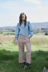 Pantalón de jean con estampado de manchas orgánicas en tonos tierra, de tiro medio-alto y corte recto. Presenta bolsillos funcionales y largo al tobillo.