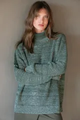 Sweater tejido de algodón color gris jaspeado, de cuello alto y corte oversize.