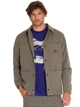 Chaqueta tipo coach de color verde oliva, con cierre frontal a presión, cuello camisero, puños elásticos y múltiples bolsillos frontales. Incluye etiqueta con logo de la marca en el pecho.