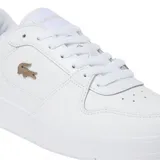 Championes Lacoste modelo Courtcage Ace, de diseño clásico y minimalista en color blanco. Presenta el icónico logo del cocodrilo en tono dorado en el lateral y un detalle metálico dorado en el talón.