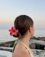 Broche para el pelo con forma de flor de hibisco color salmón.