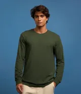 Remera de manga larga con cuello redondo, confeccionada en algodón. Presenta un corte comfort holgado y una pequeña etiqueta decorativa en el bajo.