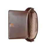 Cartera tipo bandolera Guess modelo Isabella, con diseño estructurado y estampado de monograma de la marca en tonos marrones. Presenta una solapa frontal con detalle de placa metálica con el logo de la marca y una correa ajustable de cuero sintético en color marrón oscuro.