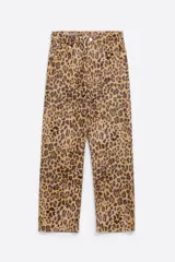 Pantalón vaquero de corte recto y largo tobillero, con estampado de leopardo. Presenta cierre frontal con botón y cinco bolsillos.
