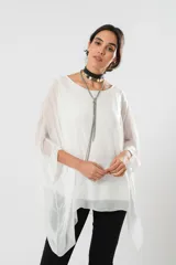 Blusa blanca de gasa oversize con forro y manga murciélago.
