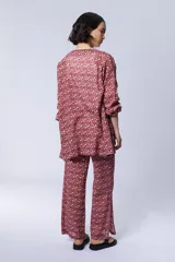 Kimono con estampado étnico en tonos rosa, rojo y blanco.