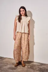 Babucha fluida de tiro alto con cintura elástica, diseño de rayas combinadas con estampado tipo toile de jouy en tonos beige y rojo.