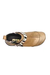 Bota baja de cuero color marrón, estilo botín con elásticos laterales y tira con hebilla metálica ajustable. Cuenta con costuras decorativas pespunteadas y suela de goma con relieve.