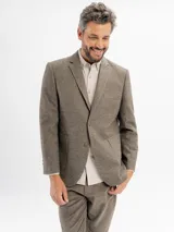 Saco de paño gris con solapa clásica, cierre frontal de botones y bolsillos laterales. Presenta un corte regular fit.