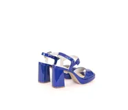 Sandalias de cuero color azul brillante, con taco de 10 cm y plataforma de 2 cm. Presentan tiras anchas en la parte delantera y una tira ajustable con hebilla en el tobillo.