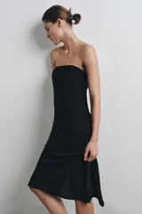 Vestido midi de escote recto y diseño strapless, con corte recto y abertura en la espalda.