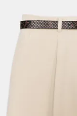 Bermuda larga color marrón oscuro, tiro medio, con pinzas frontales y cinturón de textura animal print plateado.