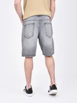 Bermuda de jean color gris con efecto acid wash, corte clásico y bolsillos delanteros y traseros.