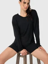Polera de manga larga color negro, confeccionada en modal, con cuello redondo y diseño de espalda abierta con detalle cruzado.