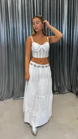 Corset blanco con copas con aros, breteles finos regulables y apliques de strass.