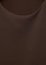 Camiseta sin mangas de color marrón, con cuello redondo, tirantes anchos y diseño entallado de tejido elástico.