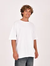 Remera blanca de manga corta y cuello redondo, con corte oversize.