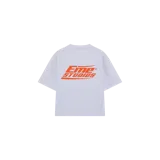 Remera oversize gris melange de manga corta y cuello redondo, de la marca Eme Studios, con gran estampado naranja en el dorso con la inscripción "Eme Studios".