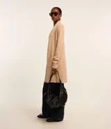 Cardigan largo de punto abierto, con mangas largas y bolsillos frontales aplicados. Diseño minimalista y versátil de la marca Cortelle.