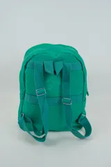 Mochila de color azul con un bolsillo frontal con cierre de cremallera y dos bolsillos laterales abiertos. Tiene correas ajustables para los hombros y un asa superior.