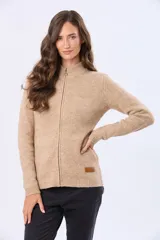 Campera tejida de abrigo color beige, con cierre frontal, cuello alto y bolsillos laterales.