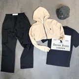 Pantalón cargo de nylon negro, corte holgado con bolsillos laterales con solapa y cintura elástica ajustable con cordón.