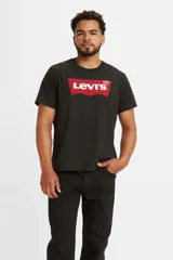 Remera de algodón negra con logo Levi's Batwing estampado en el pecho.