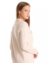 Chaqueta larga de tejido de punto color beige, con cuello de solapa, cierre frontal de un solo botón y mangas largas.