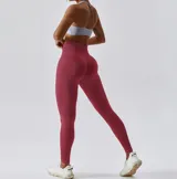 Calza deportiva color borgoña, de tiro alto y corte ajustado.