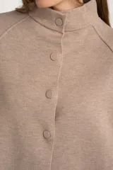 Cárdigan marrón de tejido de punto con cuello alto, manga 3/4 y cierre frontal con botones.