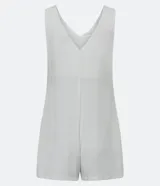 Enterito corto color blanco hueso, con escote en V, breteles anchos y bolsillos laterales.