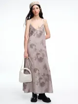 Vestido largo de breteles finos con escote en V, confeccionado en lyocell con estampa orgánica efecto lavado. Presenta una silueta levemente evasé con caída recta y fluida.