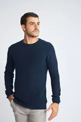Sweater de punto acanalado color azul marino, con cuello redondo y mangas largas. Presenta un ajuste regular y diseño básico.