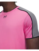 Remera deportiva Under Armour de manga corta, color rosado con paneles en los hombros y mangas de color gris, y ribetes negros. Cuenta con cuello redondo y el logo de la marca estampado en el centro del pecho.