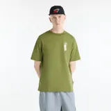 Remera de algodón color verde militar, de corte holgado y relajado, con mangas cortas y gráfico inspirado en sellos internacionales en el pecho.