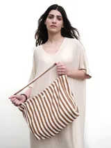 Vestido midi negro con cuello en V, mangas cortas y aberturas laterales. Confeccionado en tejido fluido con un toque de lurex.