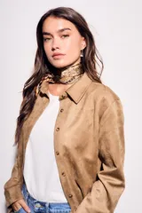 Pañuelo tipo bandana de tela ligera con estampado paisley en tonos marrones, mostaza y negro.